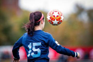 足坛一夜动态：U19国足0-3！埃神突然昏迷 老佛爷连任皇马主席｜米博体育（配图示意）